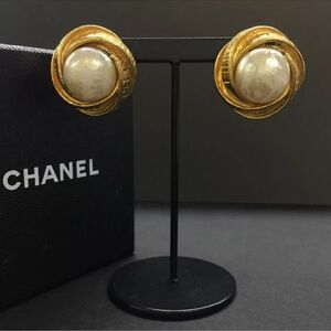 Vintage Chanel button Round coco logo mark Pearl Gold Clip on earrings